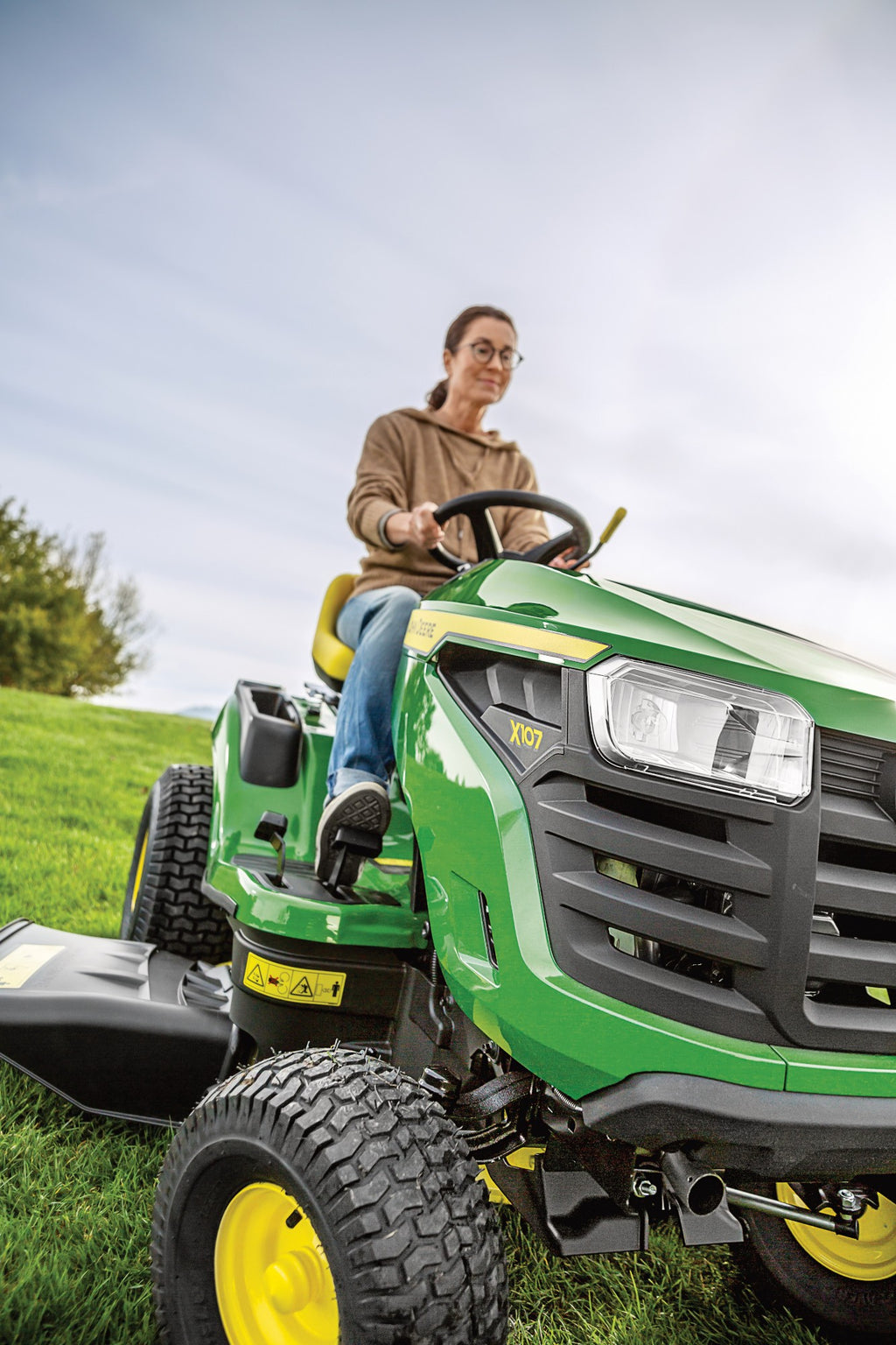 John Deere X107 – Aufsitzmäher mit Seitenauswurf und Mulchfunktion