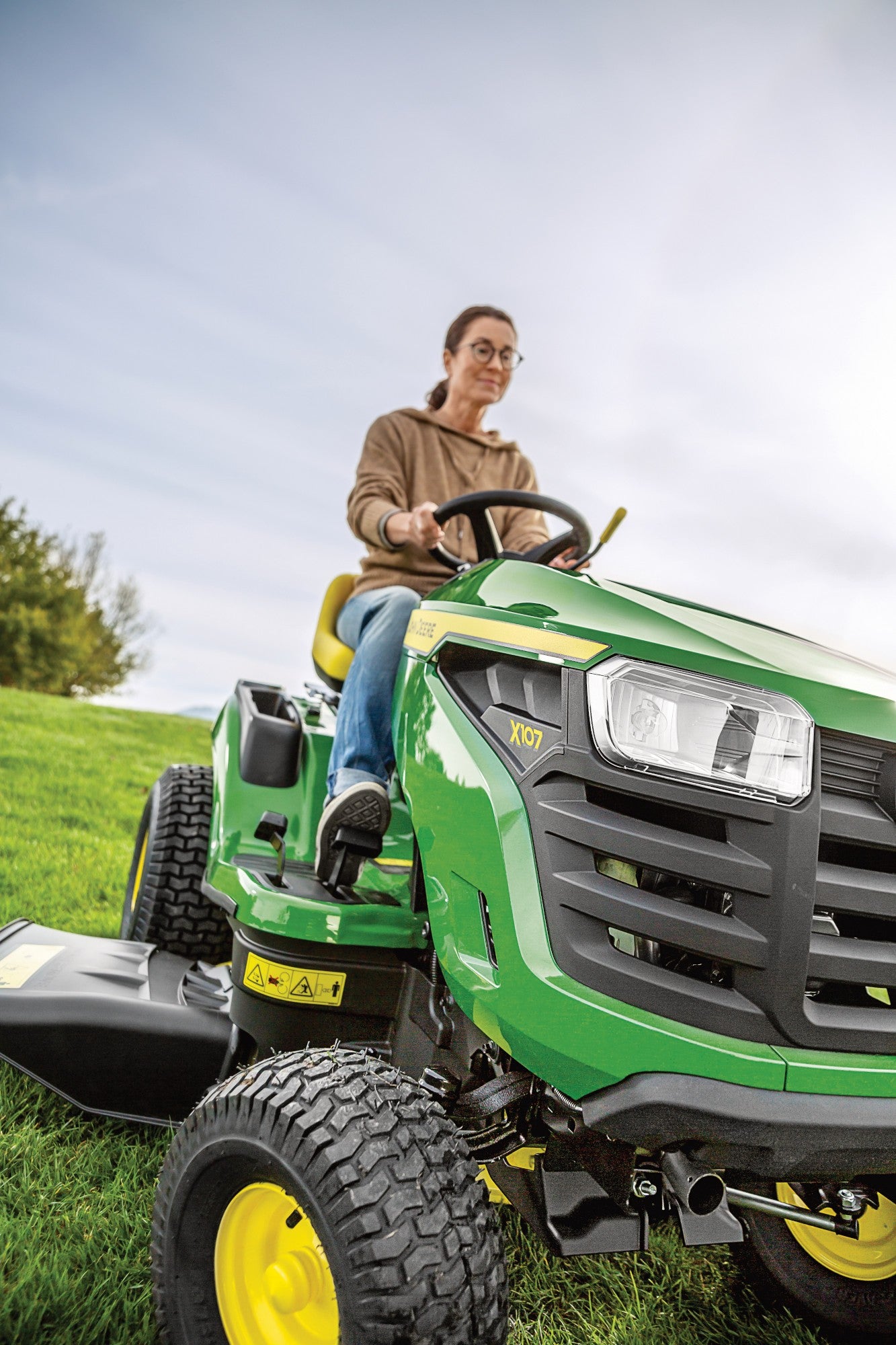 John Deere X107 – Aufsitzmäher mit Seitenauswurf und Mulchfunktion