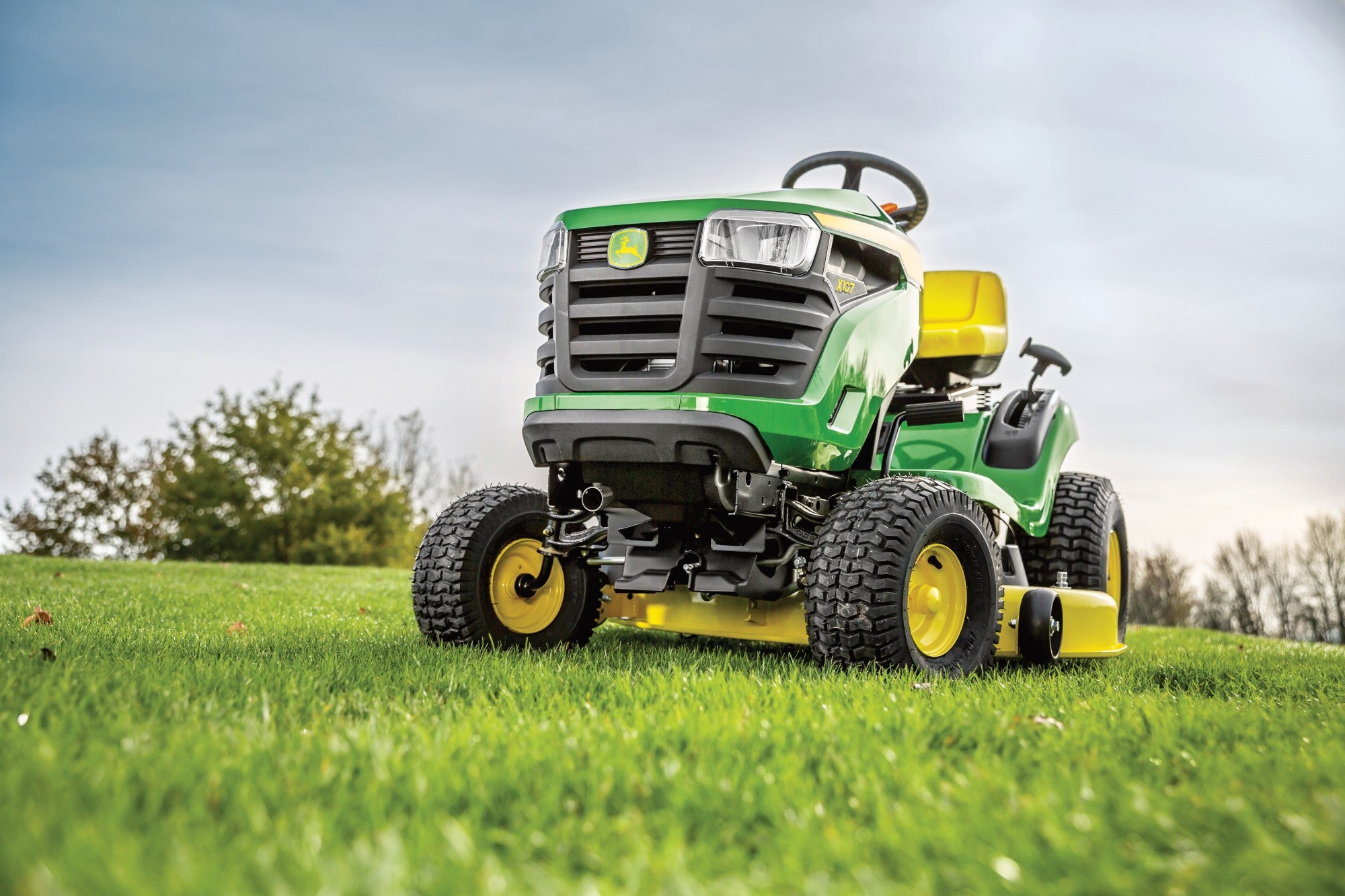 John Deere X107 – Aufsitzmäher mit Seitenauswurf und Mulchfunktion