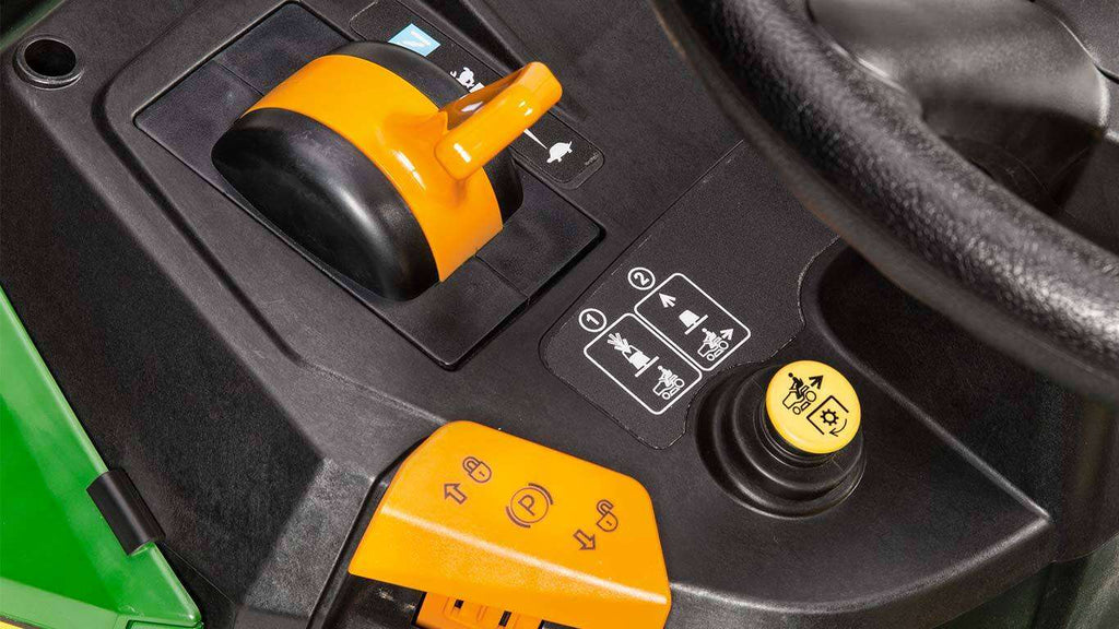 John Deere X117R mit Heckfangkorb