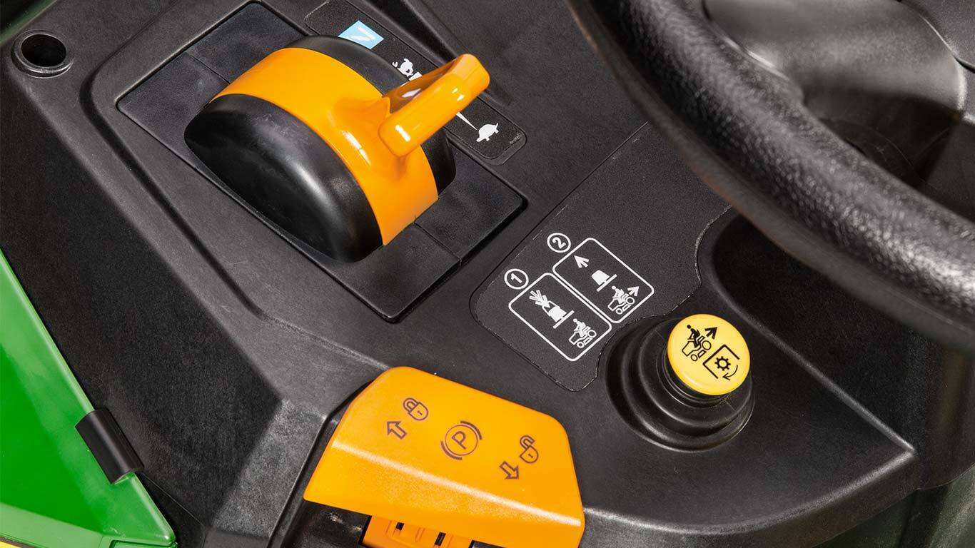 John Deere X117R mit Heckfangkorb